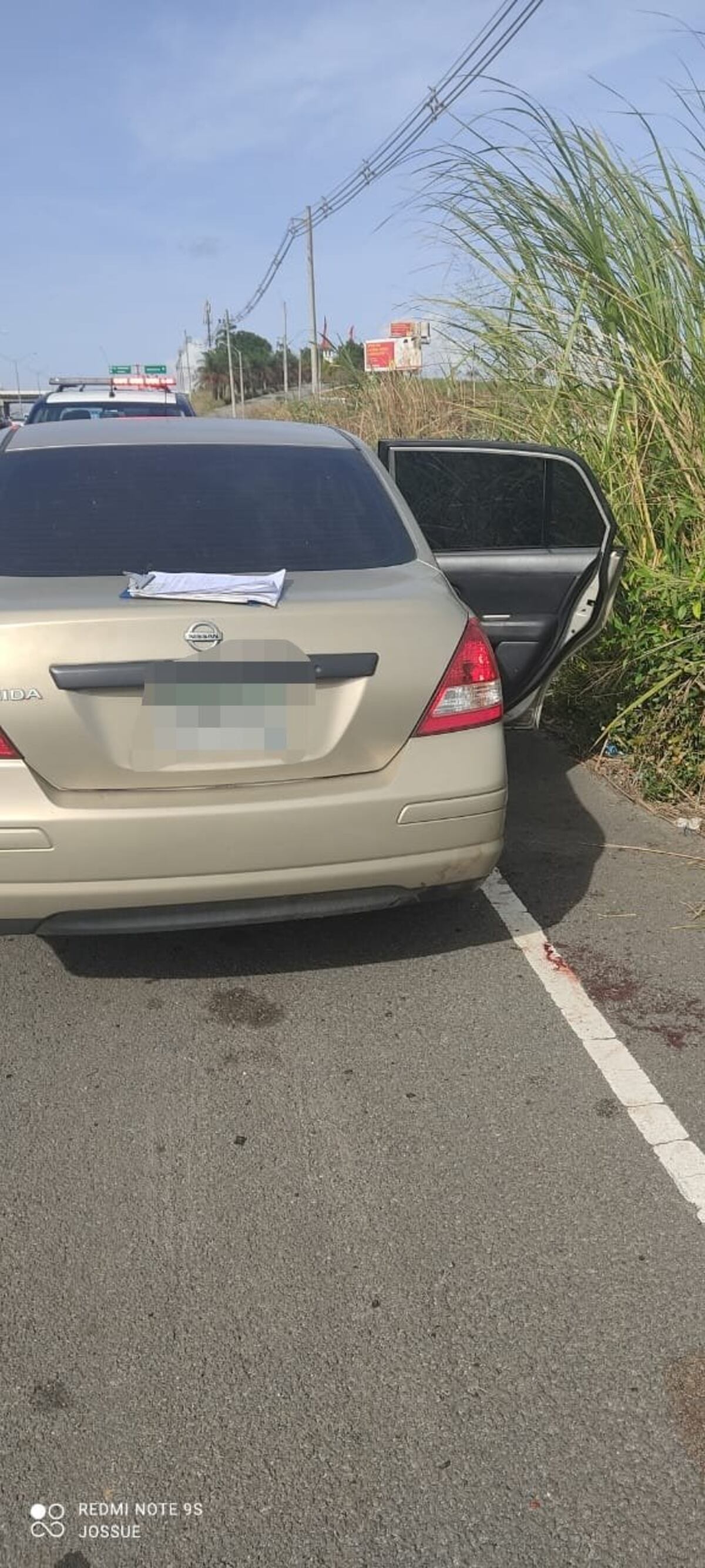 Ronda policial se percata que mujer era agredida presuntamente por su propio esposo en un auto a plena orilla de la autopista Arraiján - La Chorrera . Recibió dos puñaladas 