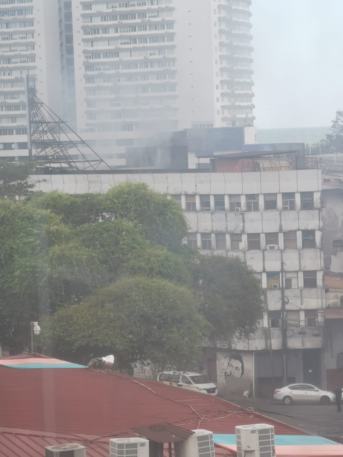 Búsqueda y rescate. Incendio en apartamento en el edificio Dynasty en Plaza 5 de Mayo causó alarma.
