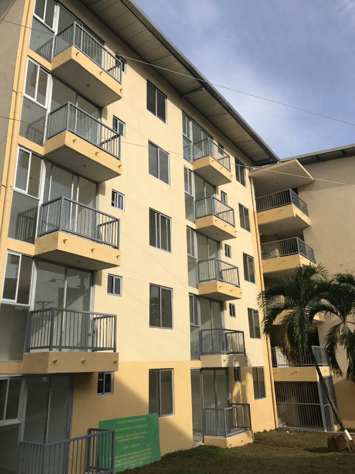 Gobierno remplaza vieja barraca de madera y zinc por tres edificios nuevos 