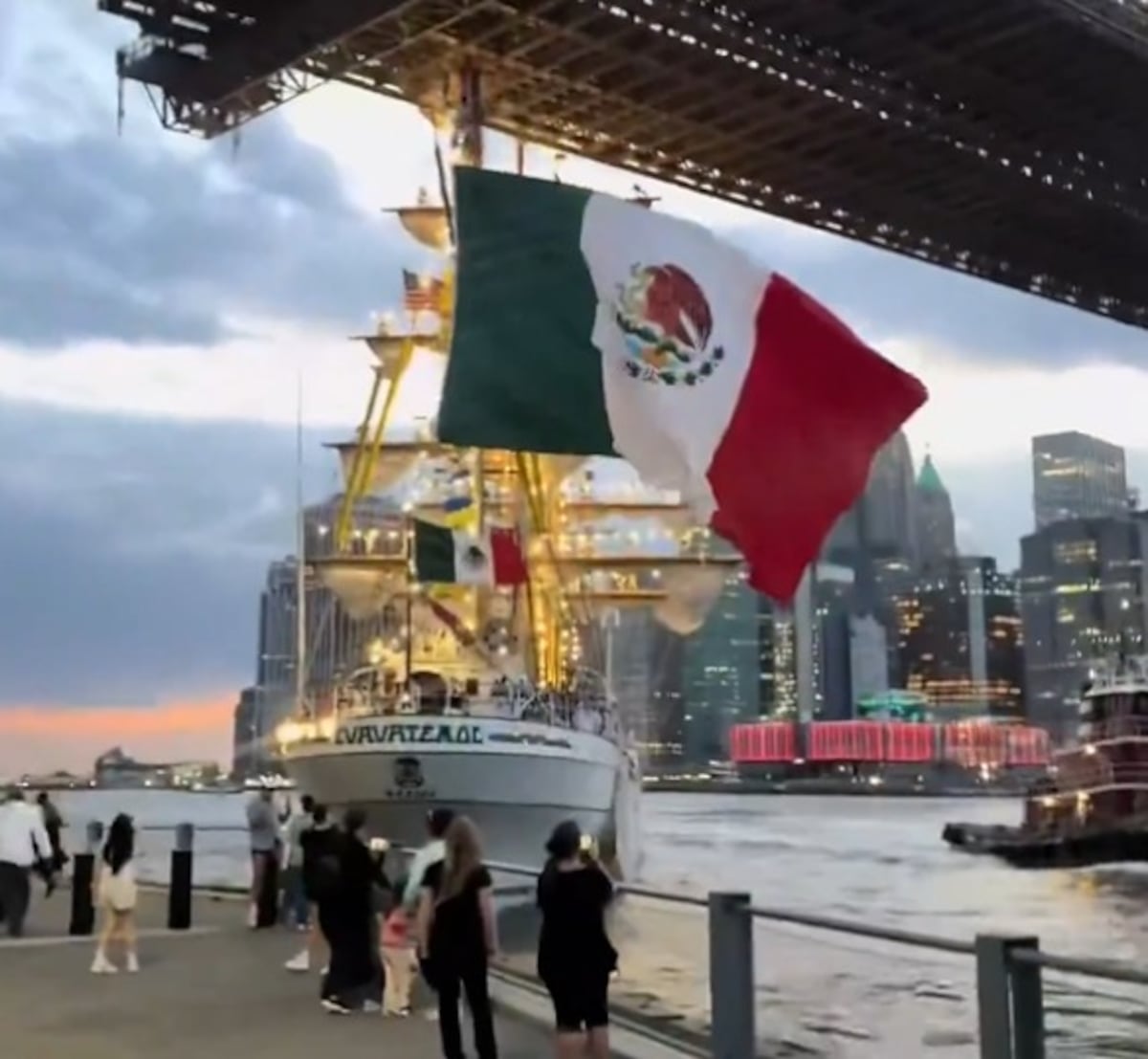 Buque mexicano Cuauhtémoc choca contra el puente de Brooklyn