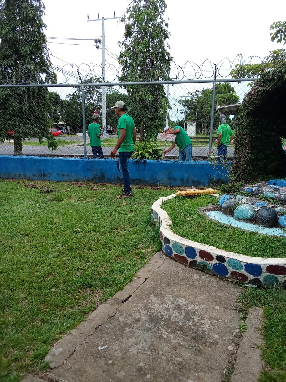 Con brocha en mano: reclusos pintan escuela en Veraguas y mandan fuerte mensaje