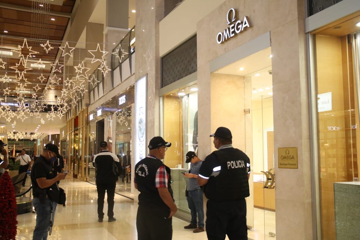 Asaltan local comercial en Multiplaza. Los sujetos andaban con mascarillas y gorras. Video