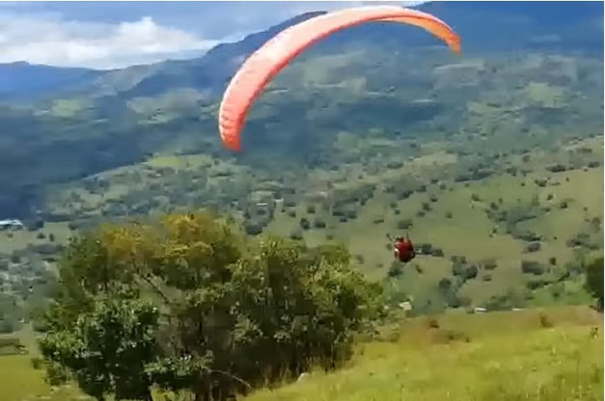 Instructor de parapente sacrifica su vida para salvar a turista que paseaba