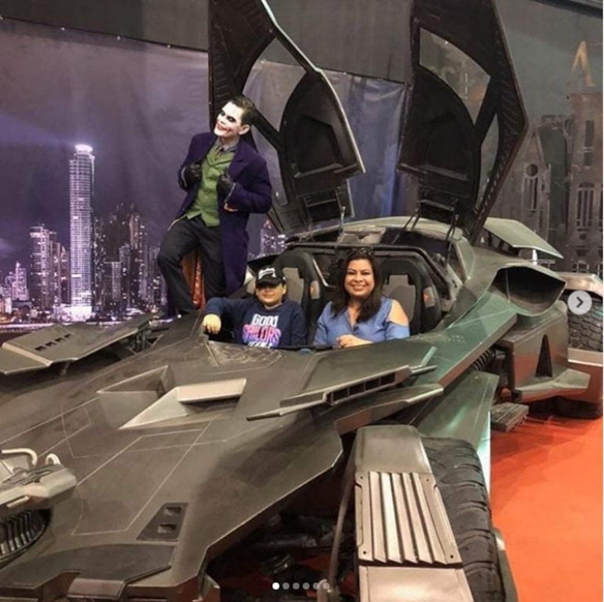 Al fin Castalia Pascual conoce y se monta en el verdadero 'Batimóvil'