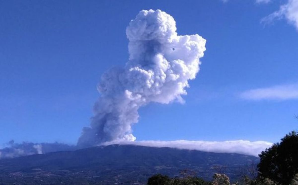 Volcán Poás de Costa Rica hace erupción con incandescencia
