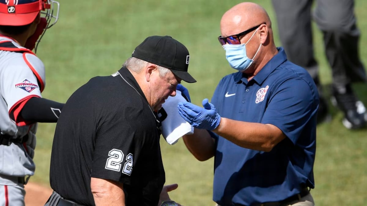 Árbitro de béisbol recibe un batazo en la cabeza. Video