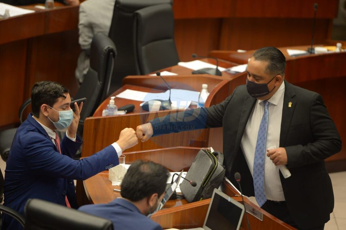 Sesiones extraordinarias inician con un saludo de puño entre Castillero y Vásquez