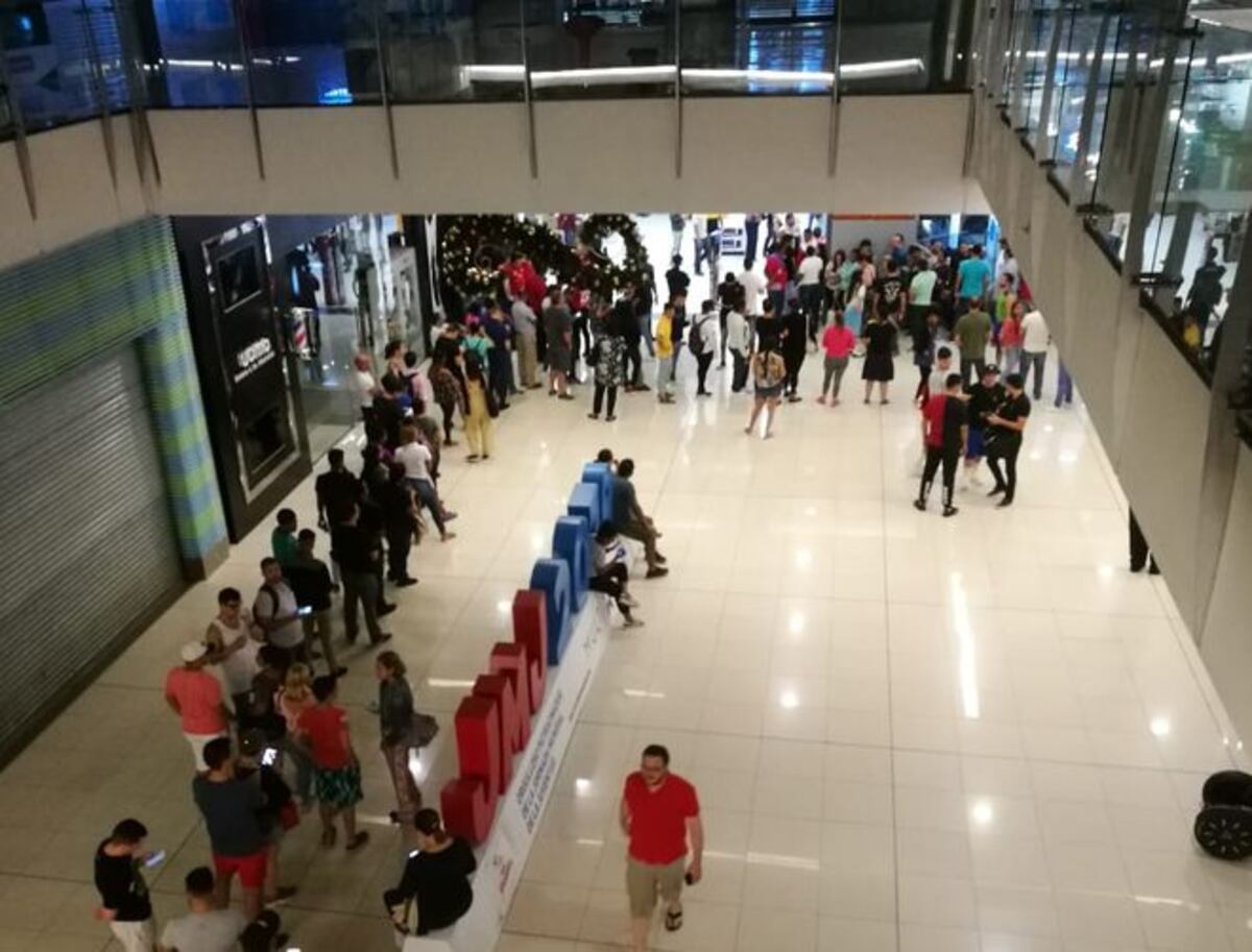 Empezó el Black Friday en Panamá. Cientos hacen fila desde la noche del jueves