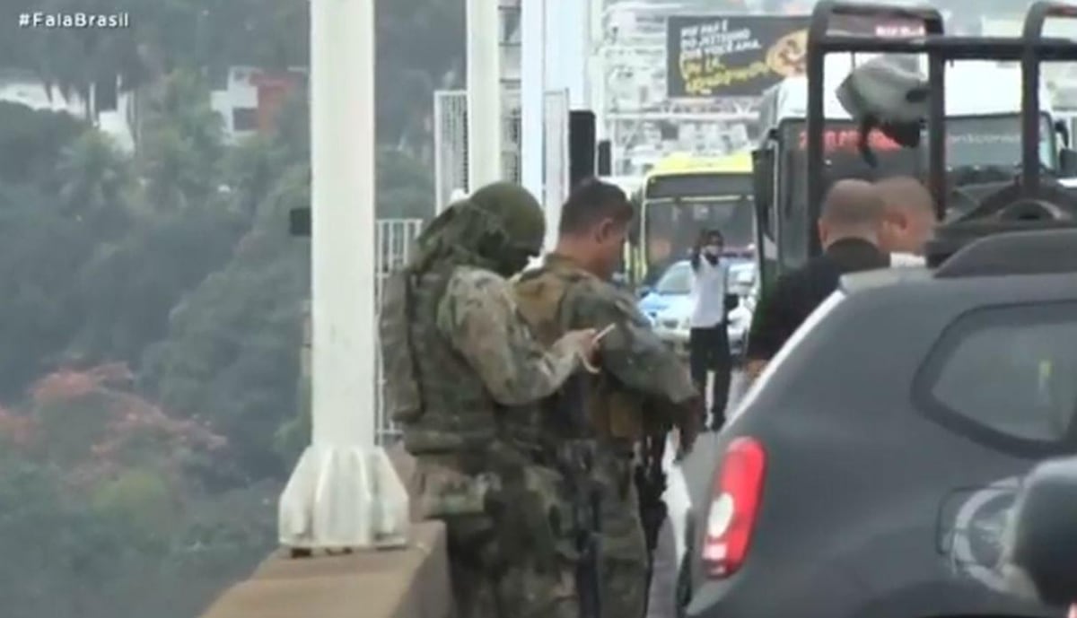 El momento en que un francotirador mata al hombre que tomó rehenes en Brasil | Video