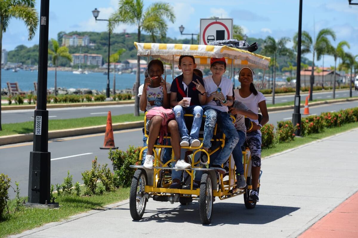 Curioso. Vacaciones. Alumnos se reúnen con su maestra, pero miren para qué