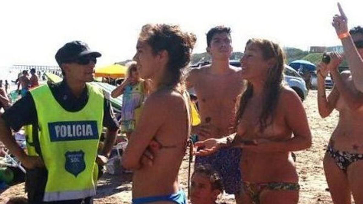 VIDEO.ESCÁNDALO.Policía expulsa de la playa a chicas con el pecho al descubierto