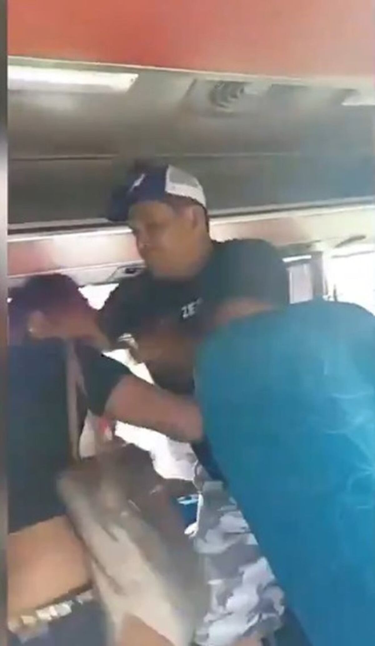 Video causa revuelo. Un hombre le entra a puñete a una mujer en un bus