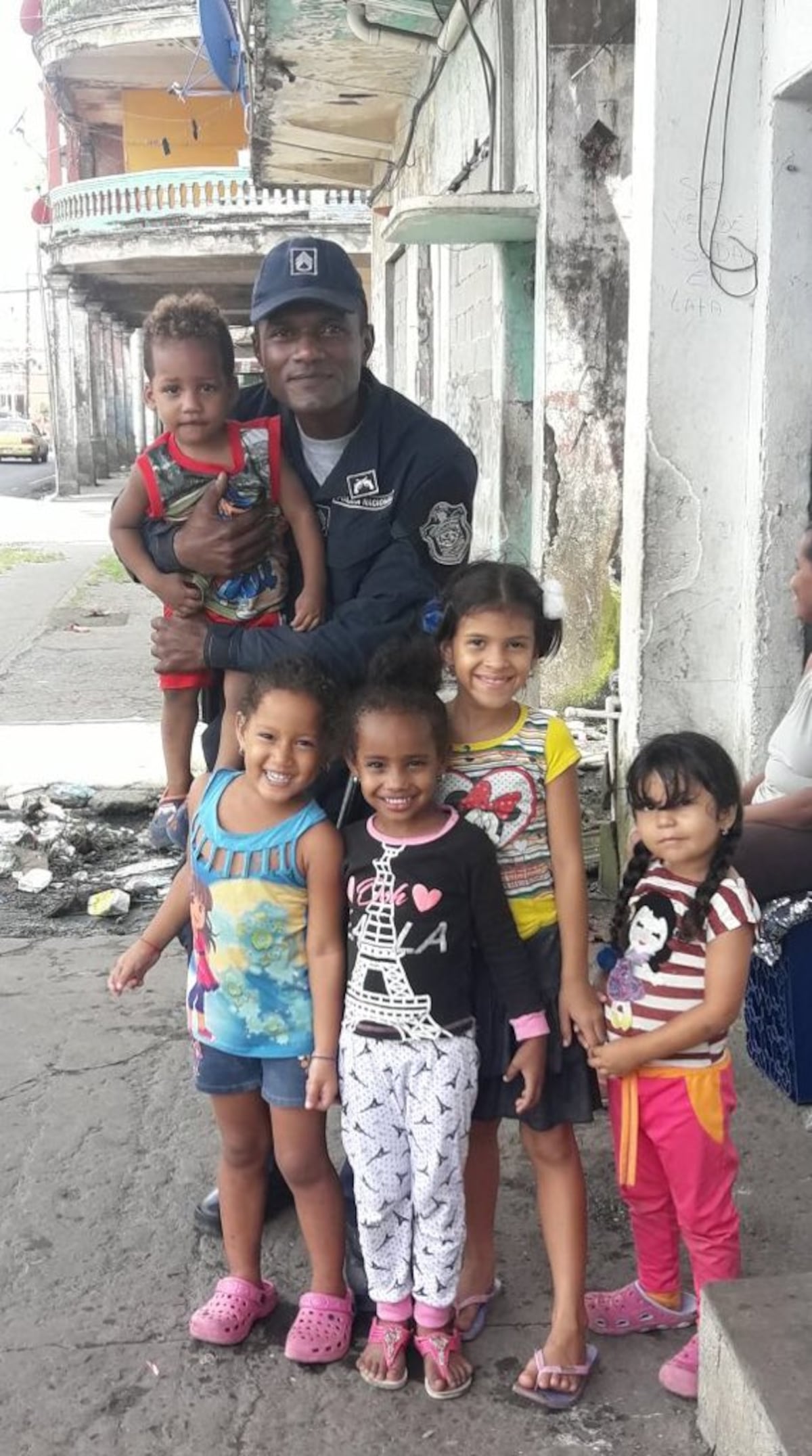 ¡EN COLÓN! El director de la Policía pudo hasta jugar dominó en medio de huelga