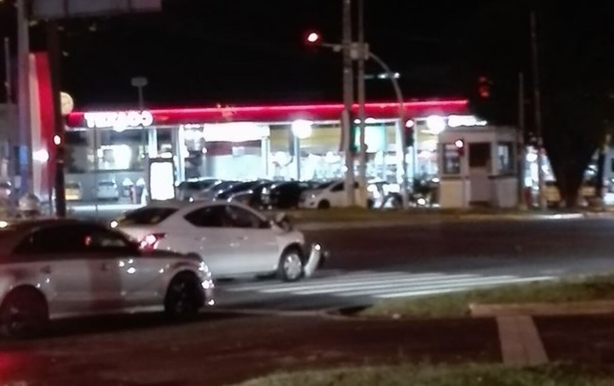 DIZQUE VIVO.Retienen a conductor que se dio a la fuga tras triple colisión|VIDEO