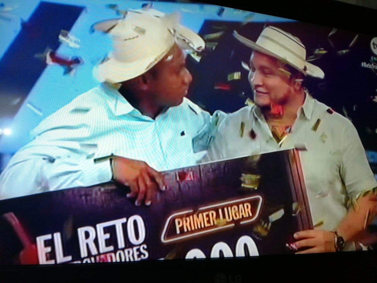 Coclé se llevó el triunfo. Ganador de El Reto de Trovadores muestra su premio. Video