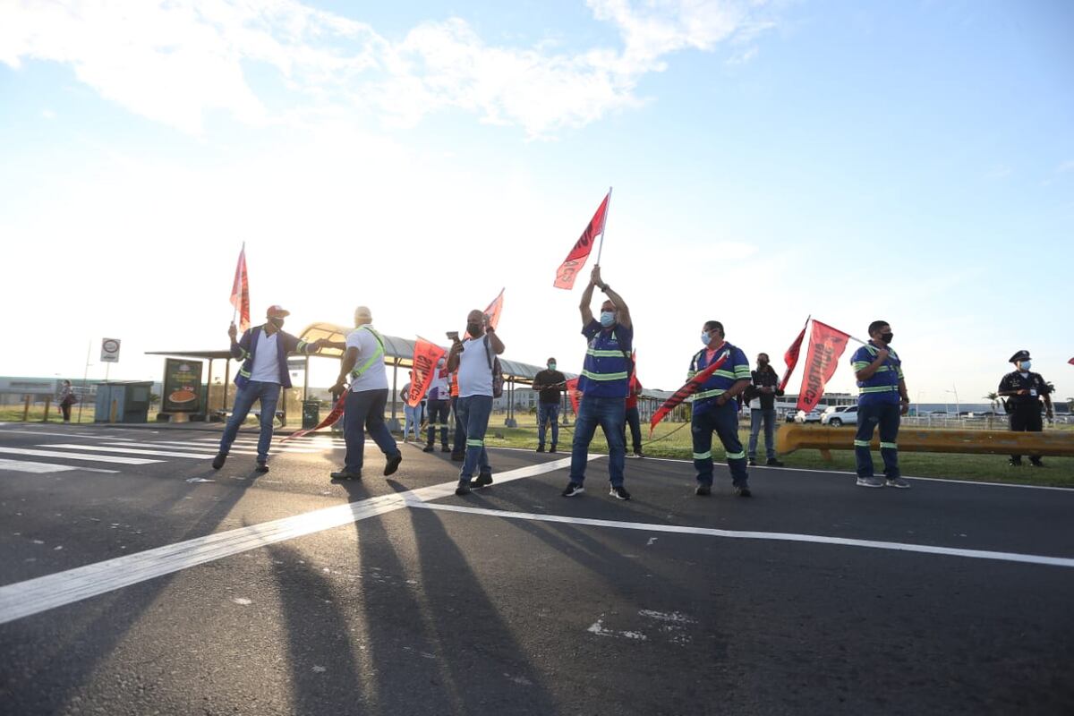 Suntracs sale a la calle están en contra de una cuarentena con hambre. Video