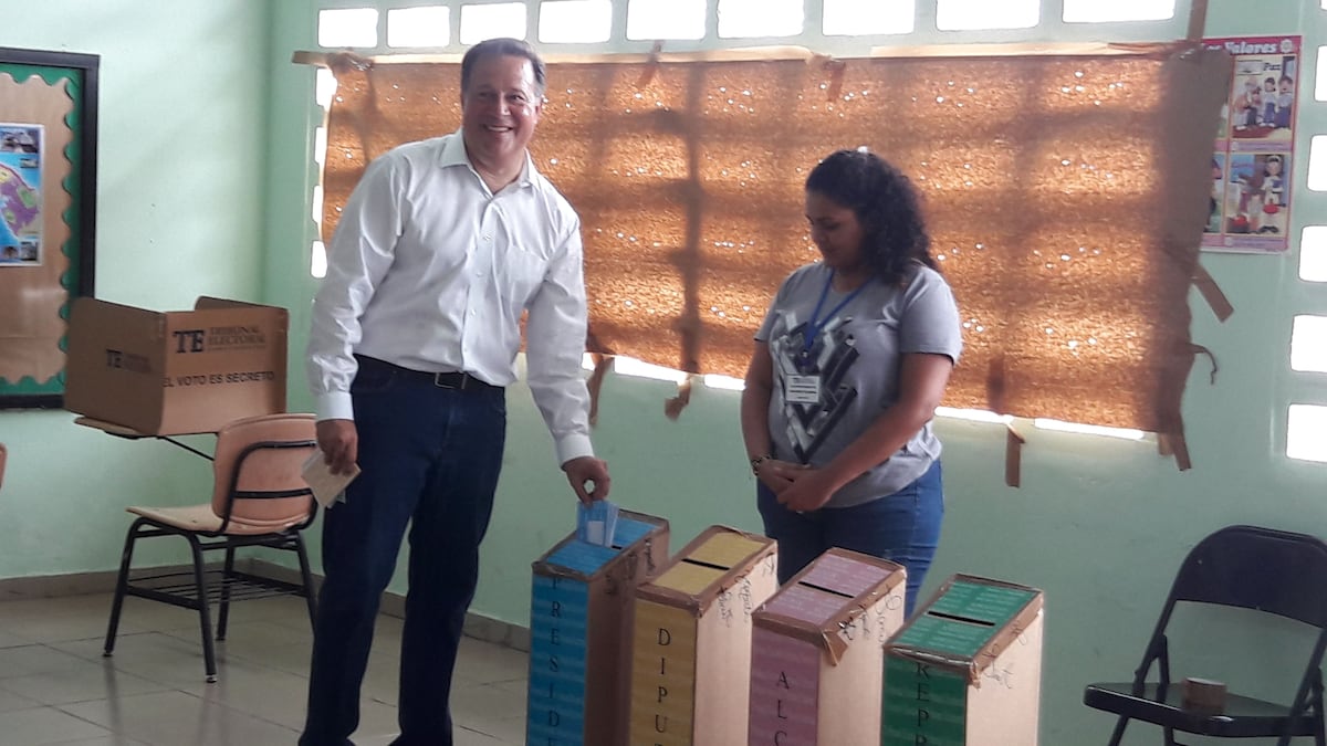 Varela dice que está listo para entregar la banda presidencial