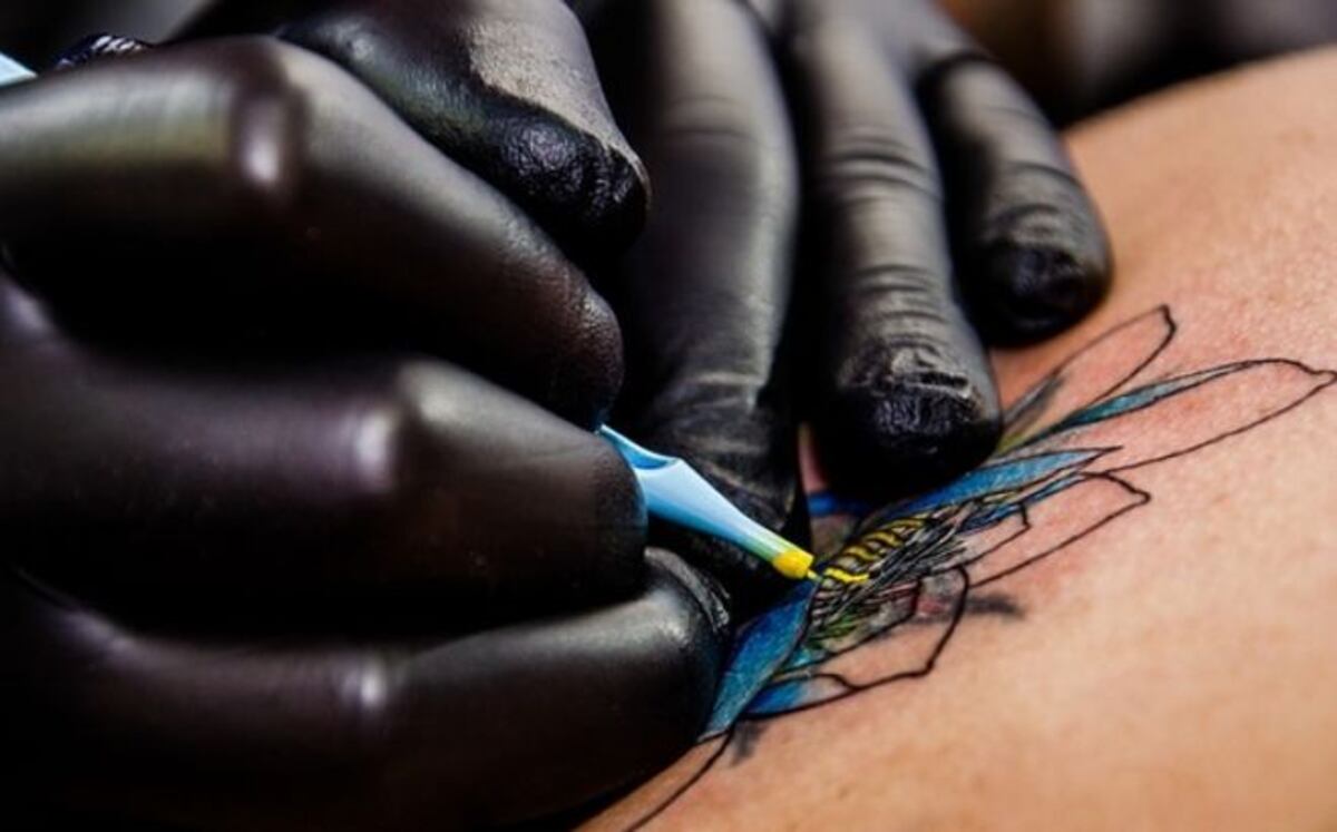 Se tatúa el rostro de Angelina Jolie y el resultado es sorprendente. Video