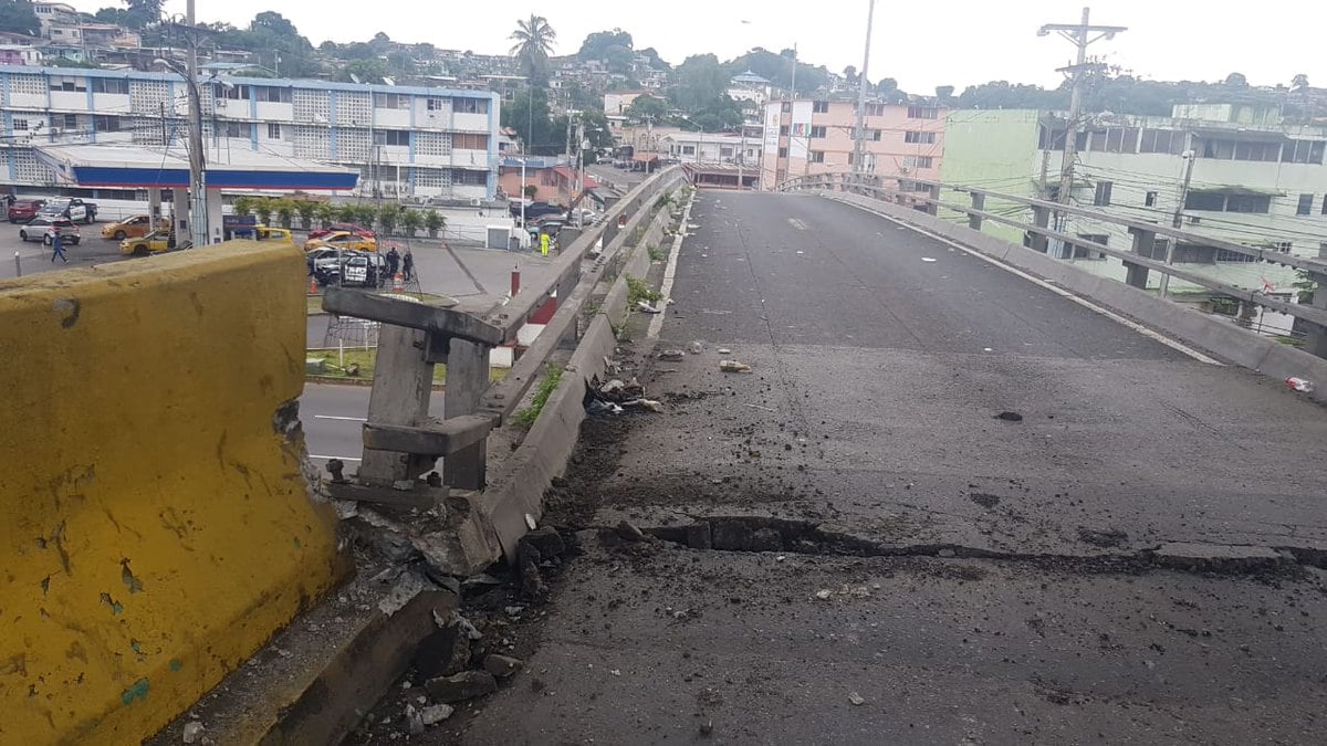 Cierran el puente vehicular de Las Colinas, San Miguelito, por golpe de grúa