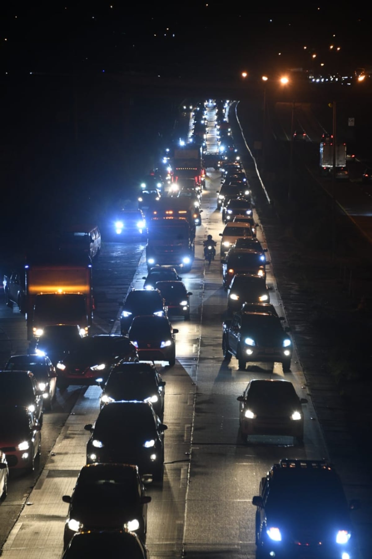 Corre, corre. El toque de queda este viernes agarró a muchos en tranques y esperando transporte. Video