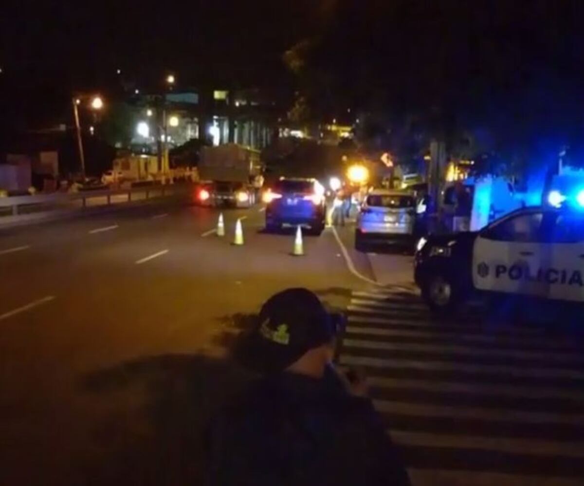 NO AMANECIÓ. (VIDEO)  Un hombre muere arrollado por dos autos en Las 500