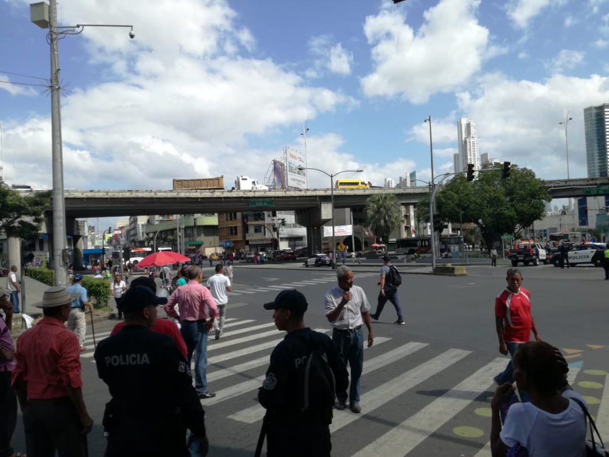 Jubilados cierran la 5 de Mayo y hacen caminar a los diputados por su aumento
