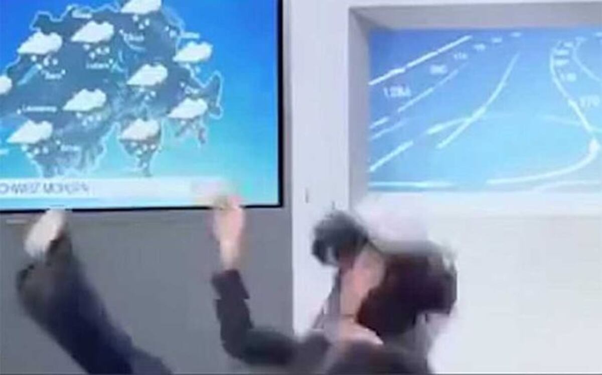 Video: Chica del clima sufre 'mal tiempo' en vivo, es viral