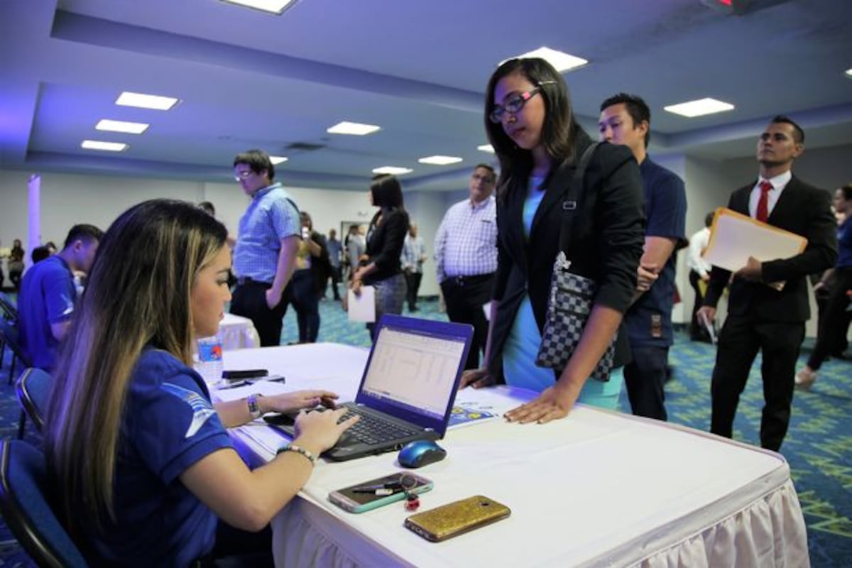 ¡DIOS! Miles andan buscando trabajo. Parecía manifestación y era feria de empleo