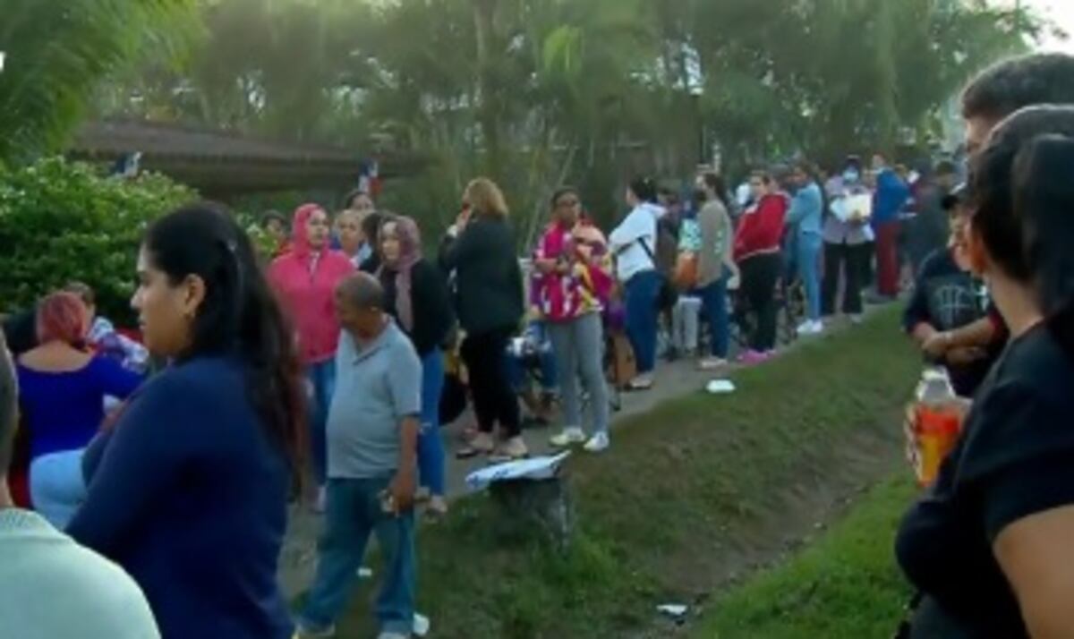 Padres de familia durmieron a la intemperie para conseguir un cupo en nueva escuela de Nuevo Emperador. Chequee