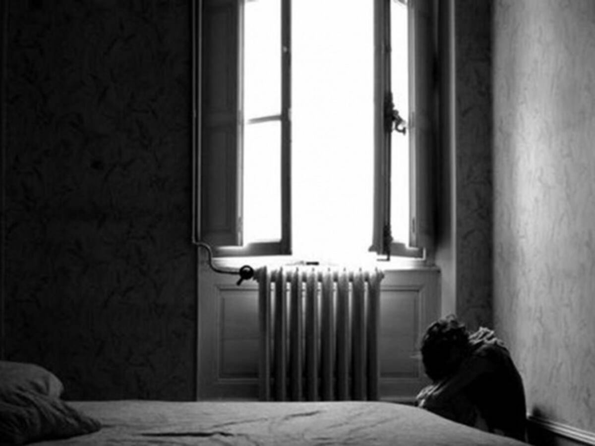 Niño cuida a su madre todo un día sin saber que estaba muerta