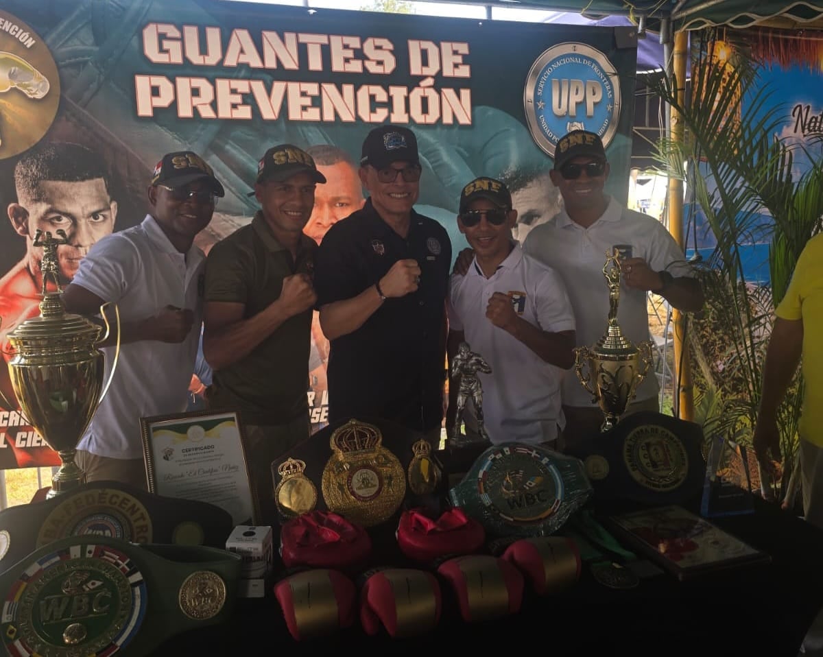 Golpes de ejemplo: boxeadores se mezclan con jóvenes en actividad oficial