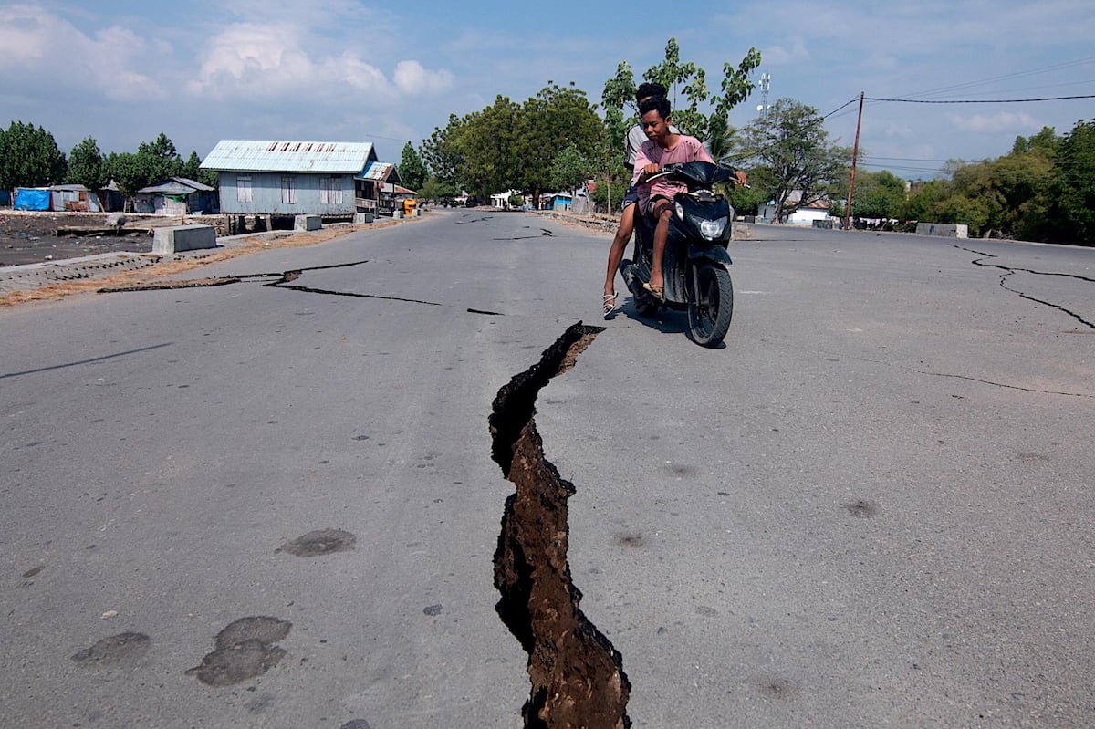 Cerca de medio centenar de muertos y 2.000 evacuados tras un terremoto de 7,7 en Indonesia