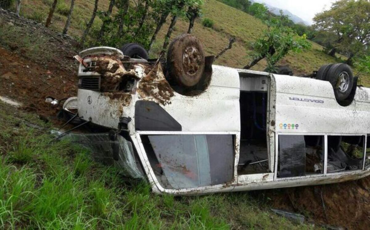VIDEO| HAY 28 HERIDOS. 'Chiva' de la ruta Cañita- Panamá se vuelca