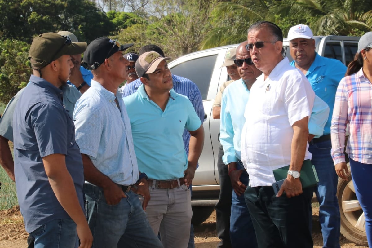 Ministro Valderrama visita a cebolleros de Natá