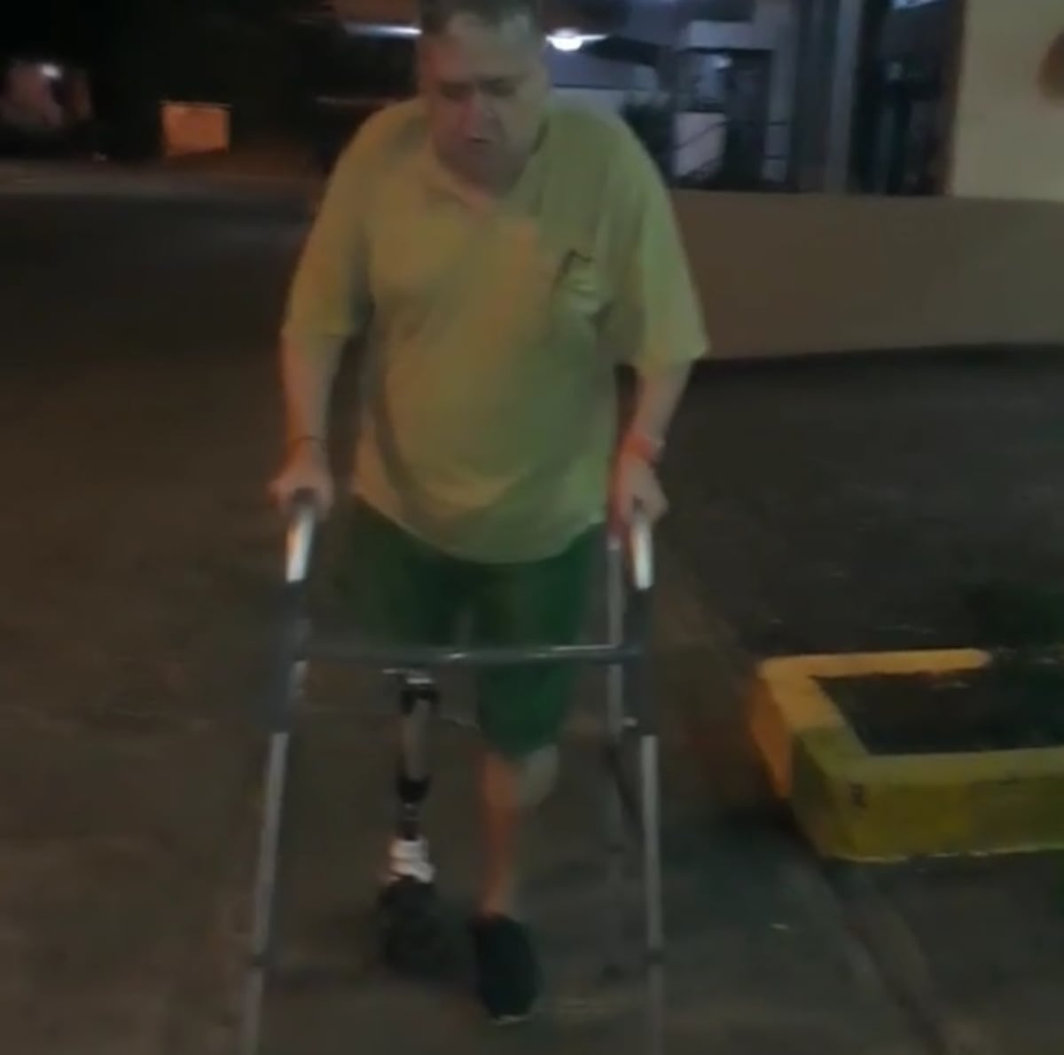 ¡WEEE! Leopoldo Mojica dejó la silla de ruedas y da sus pasitos con su prótesis