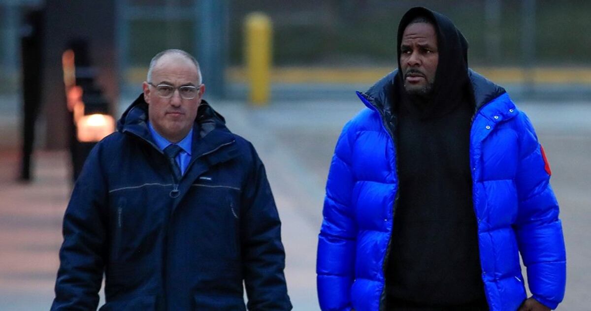 Liberan al cantante R.Kelly tras pagar fianza y ser acusado por casos de abuso