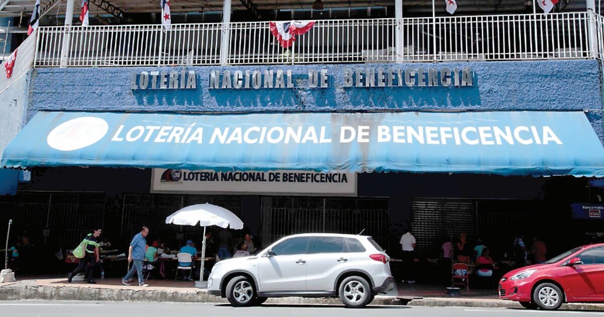 Se emberracan. Funcionarios de la Lotería Nacional de Beneficencia exigen pago de bonificación anual