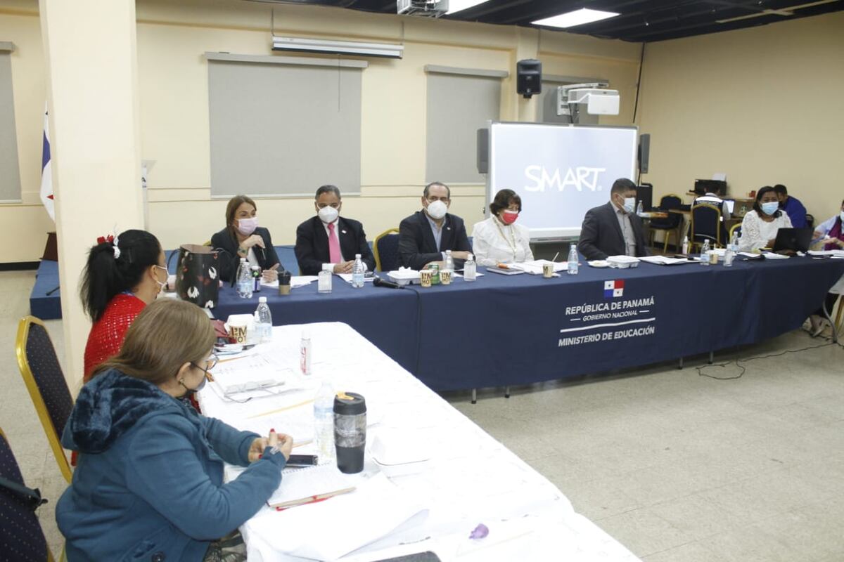 Meduca busca estrategias de recuperación para estudiantes que quedarán reprobados. En 2021 las clases serían semipresenciales y a distancia