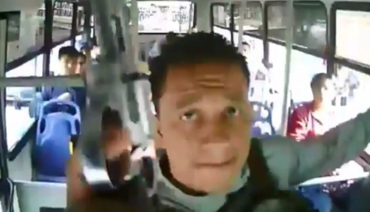 Le roban violentamente a pasajeros de bus en Colombia y video es viral