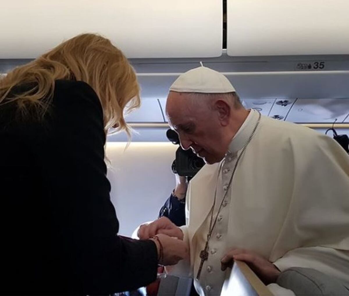 Revelan qué desayunó el Papa en el avión.Jenia Nenzen aprovechó,le dio obsequios