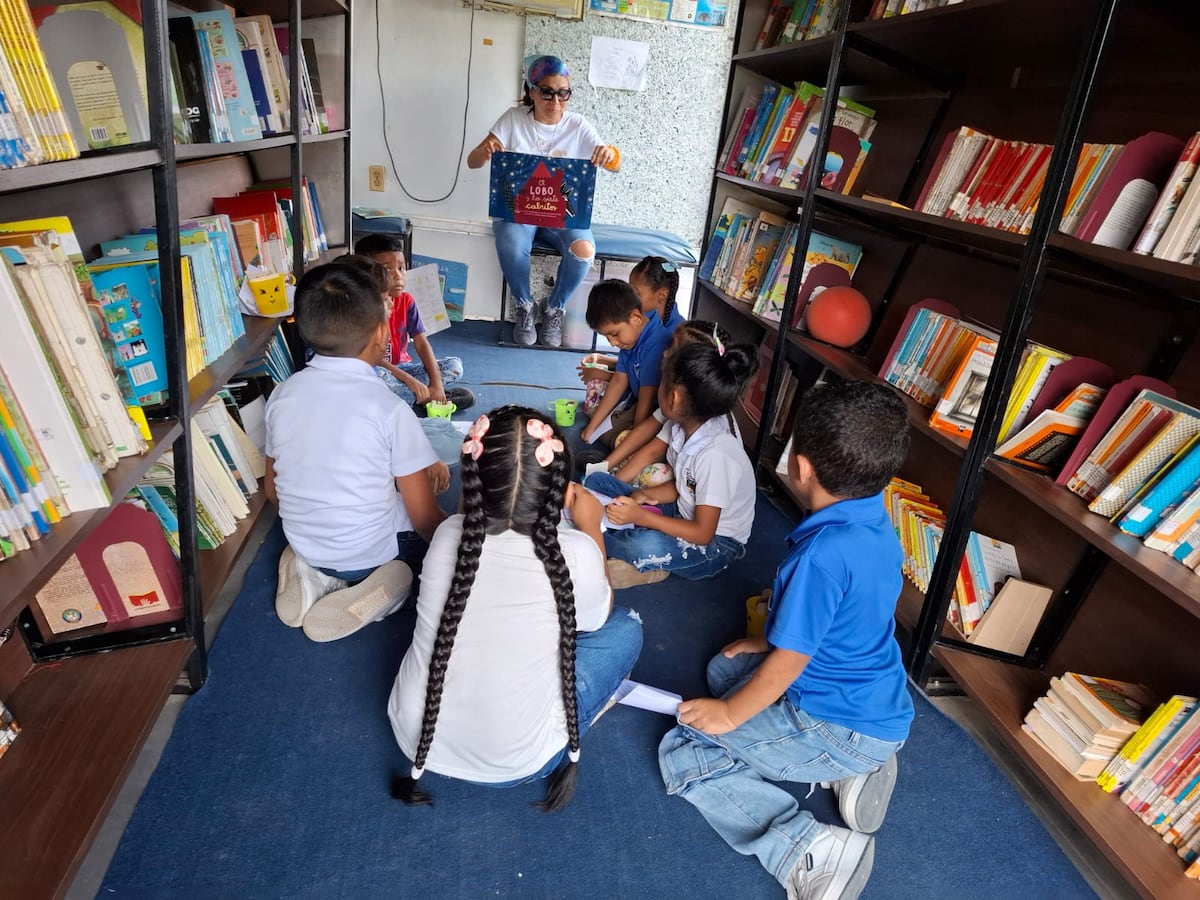 El Bibliobús conquista a niños de El Pajonal con historias y libros