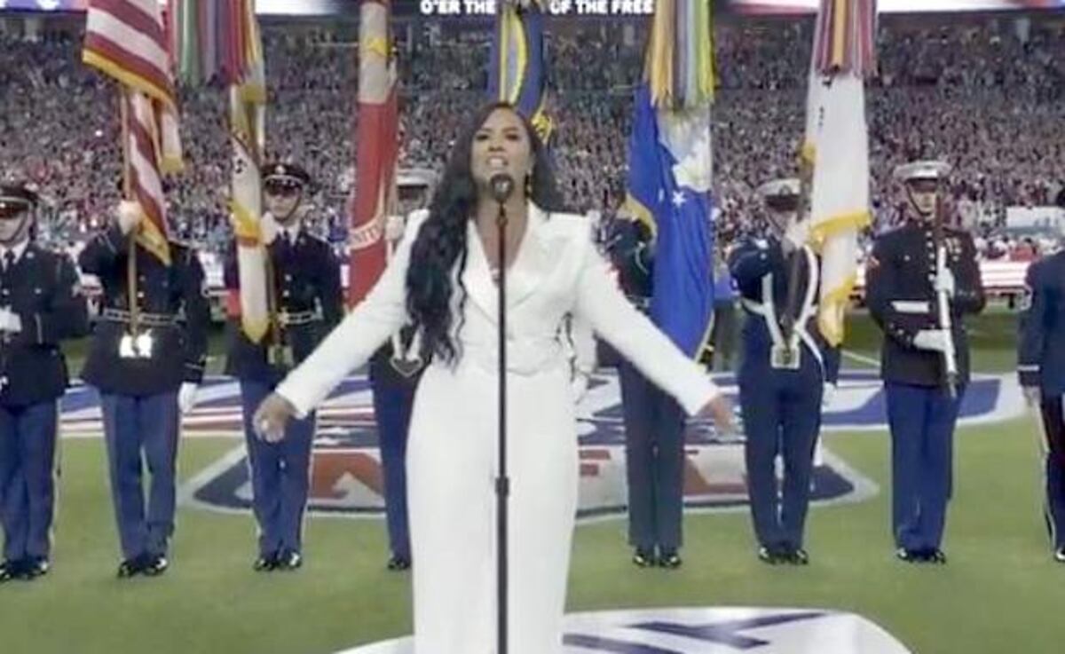 Demi Lovato se viste nuevamente toda de blanco para cantar el himno en el Súper Bowl