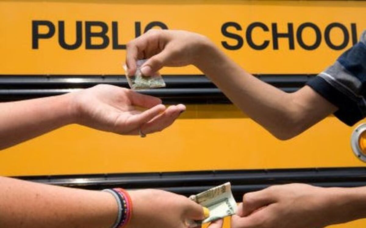 Detienen a mujer que vendía droga cerca de la escuela San Antonio 