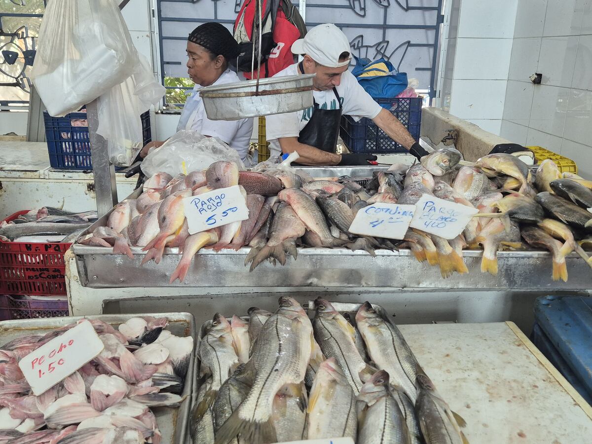 La tradición continúa, el Mercado de Mariscos a reventar en Semana Santa