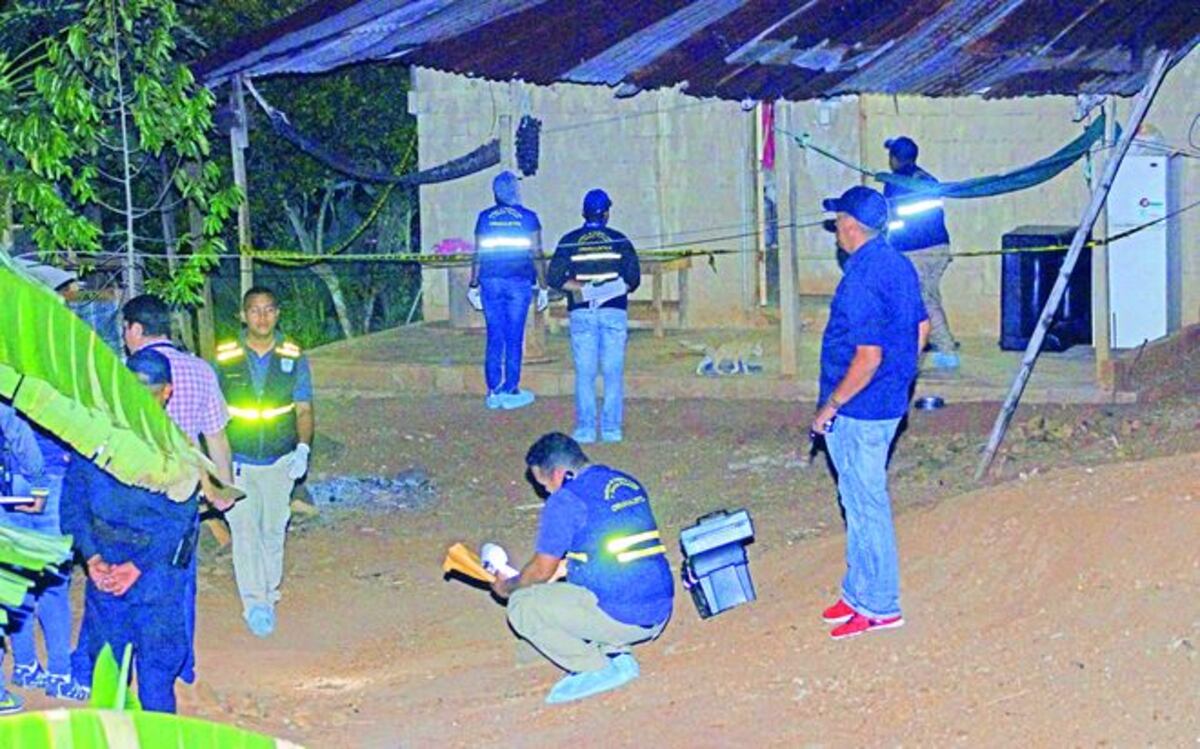 ¡Apunta de machete y cuchillo! Hombre muere defendiendo a su hija y mujer 