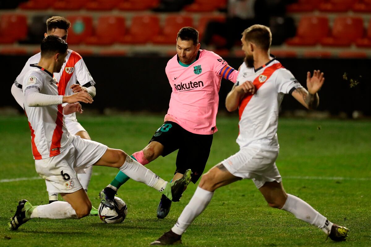 Messi y De Jong rescatan al Barcelona del sufrimiento en Vallecas