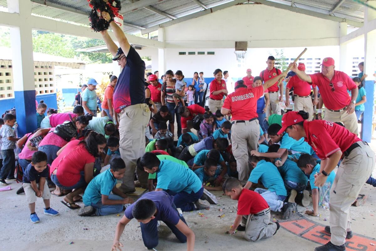 Camisas Rojas llevan alegría a cientos de niños de la comunidad de Oajaca