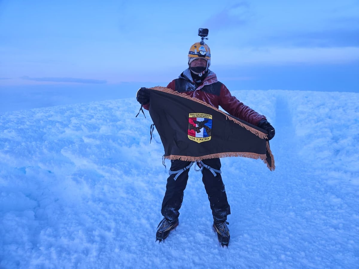 La bandera de Panamá llegó a 6 mil 263 metros: el cabo que llegó a la cima del Chimborazo