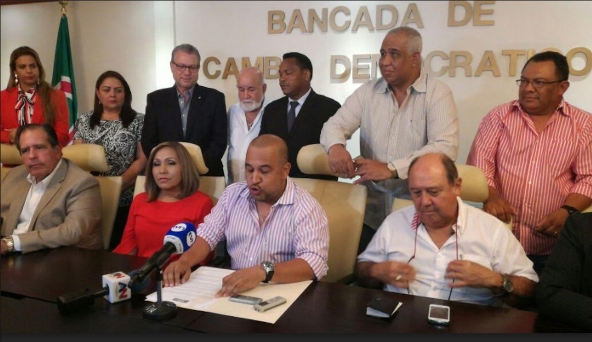 ¡WA! Ricardo Martinelli envía directrices a sus diputados con carta a mano