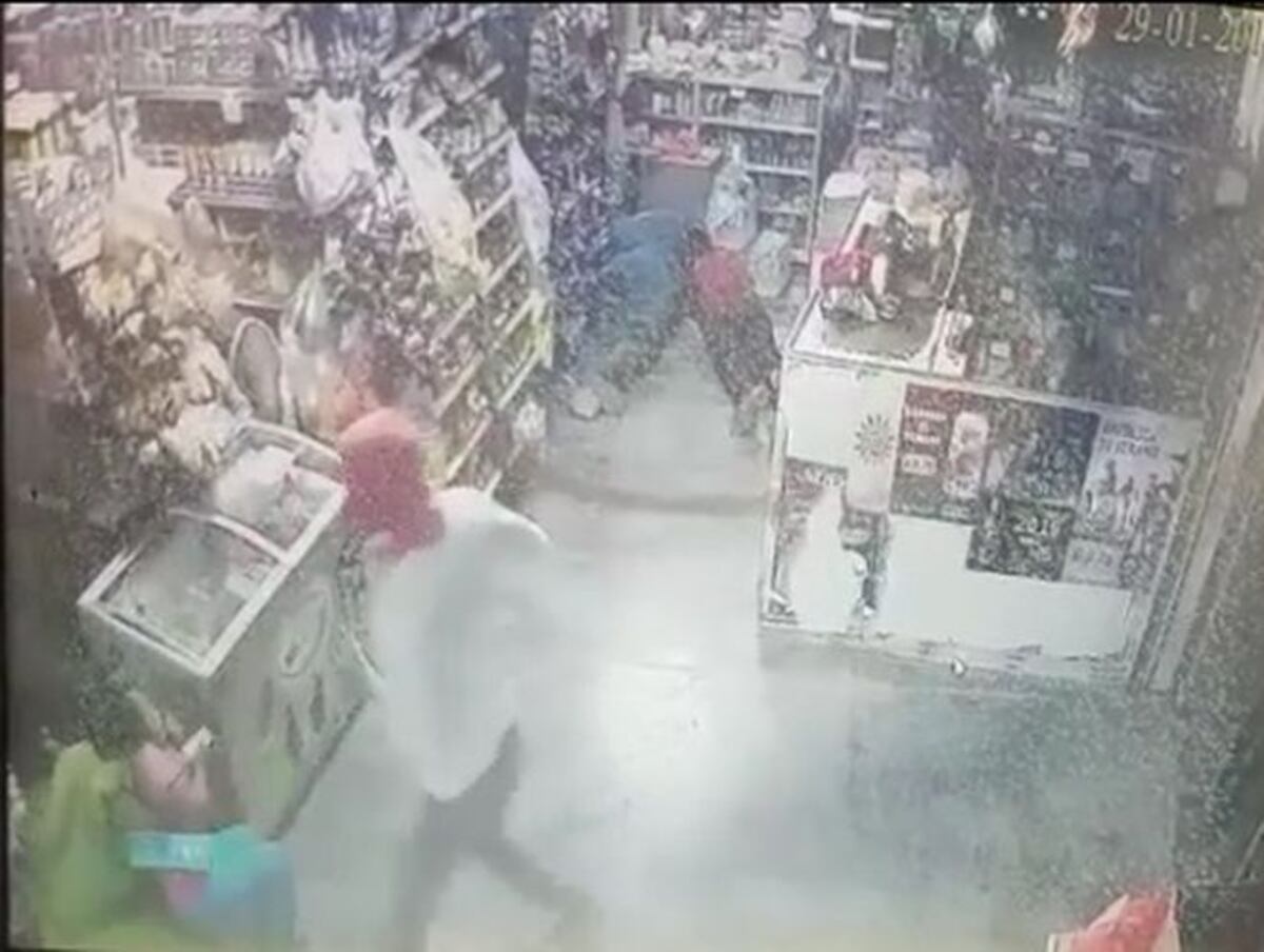 Desalmado.  Asaltan minisúper y delincuente golpea a patadas a una niña. Vídeo.